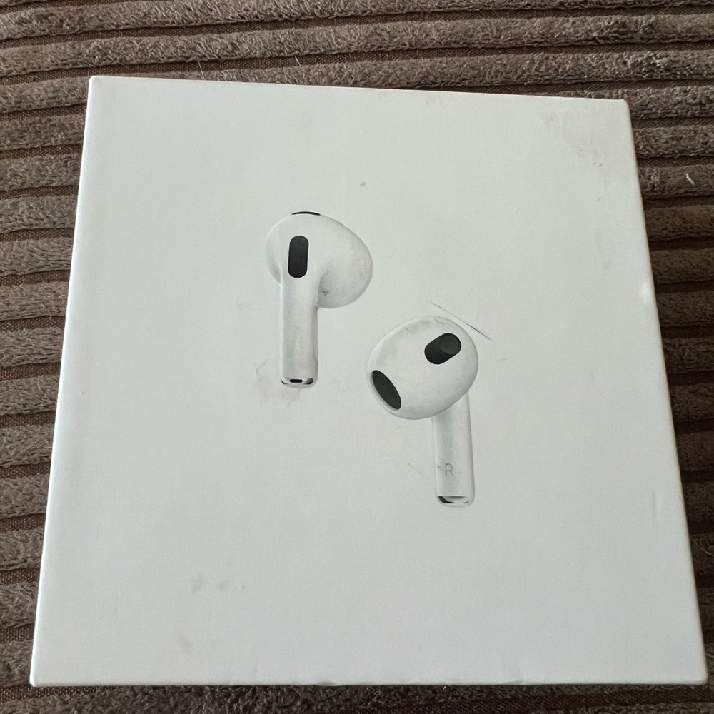 Apple AirPods 3rd Generation - Picture 2 of 3